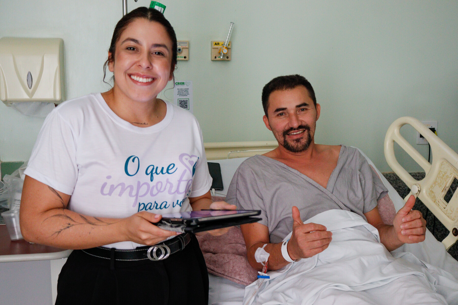 Na atividade Escuta que Cuida profissionais percorreram os leitos da unidade convidando os pacientes e compartilharem o que importa em suas vidas.jpg